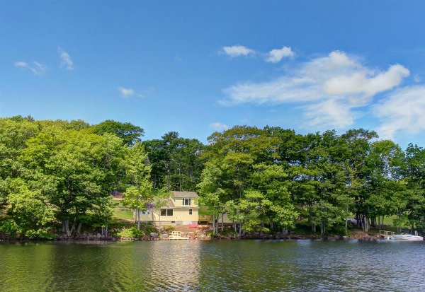 Damariscotta Lakefront Retreat image 1