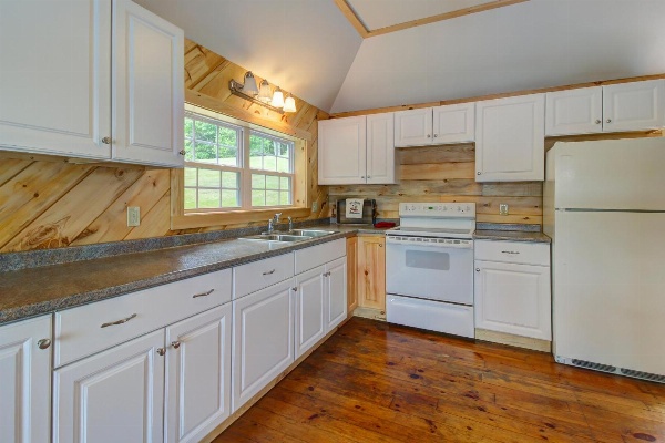 Damariscotta Lakefront Retreat image 5
